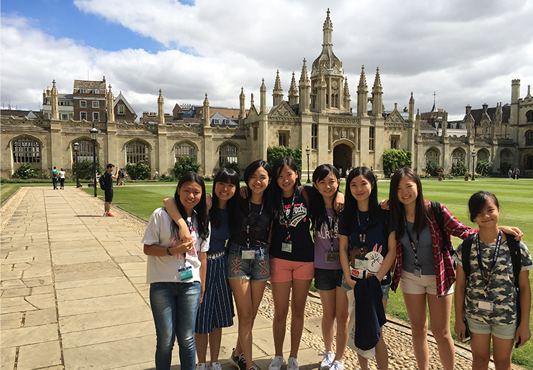 同學在劍橋國王學院(King’s College)前合影,古典建築與翠綠草坪映襯下,展現英國名校的莊嚴與活力 | 英國遊學團