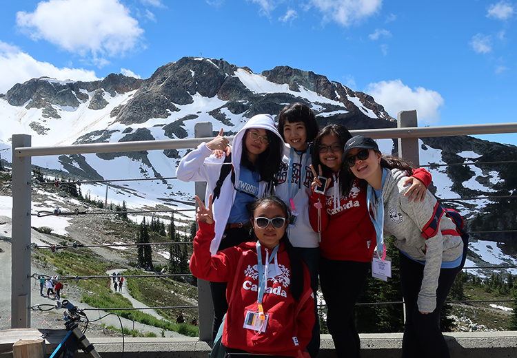 同學在加拿大惠斯勒雪山山頂興奮合影，在雪景與藍天襯托下留下難忘回憶 | 加拿大遊學團