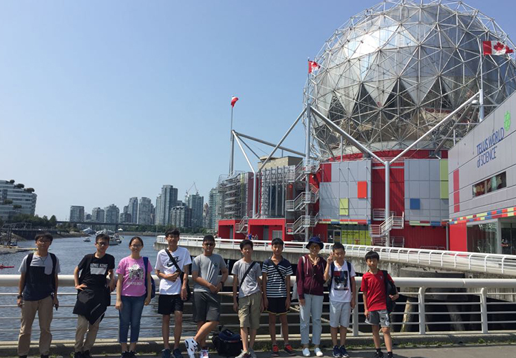 同學參訪溫哥華科學館 Science World，在其標誌性銀色球體建築前合影，體驗加國科學與城市魅力 | 加拿大遊學團