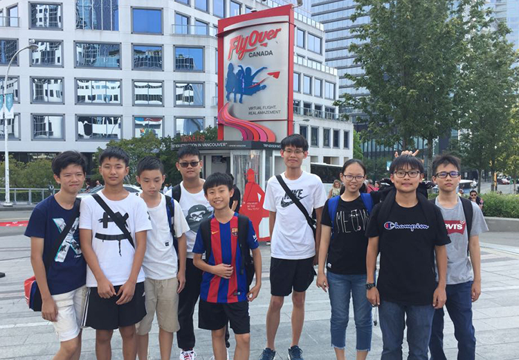 同學站在FlyOver Canada飛行劇場入口前拍照，準備展開一場模擬飛越全加拿大的沉浸式冒險 | 加拿大遊學團